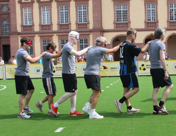 Silke (2.v.l.) & Matthias (3.v.l.) bei der Eingewöhnungsrunde vor dem Spiel